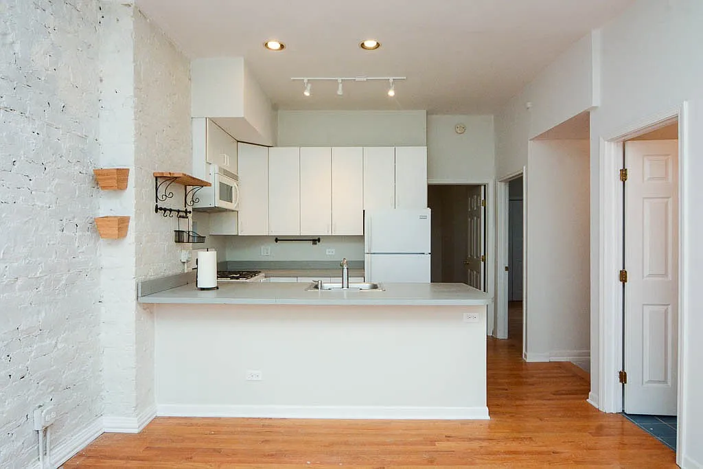 1129 N Winchester Ave — Photo 2