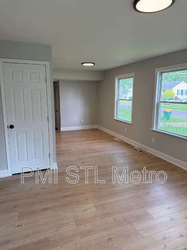 4 bed, 1.0 bath, 826 sqft, $1,525 — Photo 2