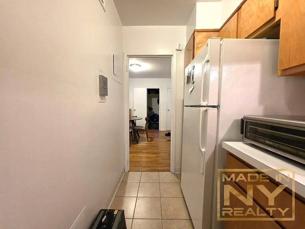 327 West 30th Street — Photo 4