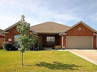 608 E Forest Ln, Mustang, OK 73064
