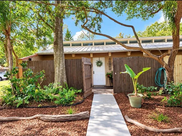 500 Jefferson Ave #F-1, Sarasota, FL 34237