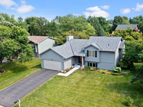 8481 Pelican Ct, Chanhassen, MN 55317