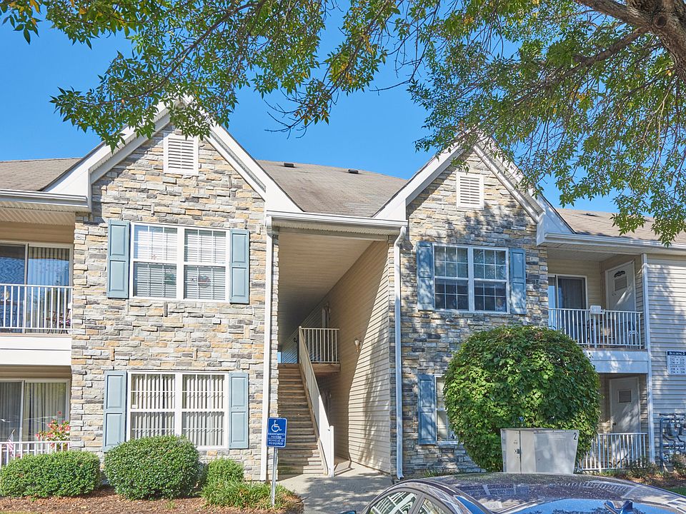 2nd image of 230 Wedgewood Cir #2