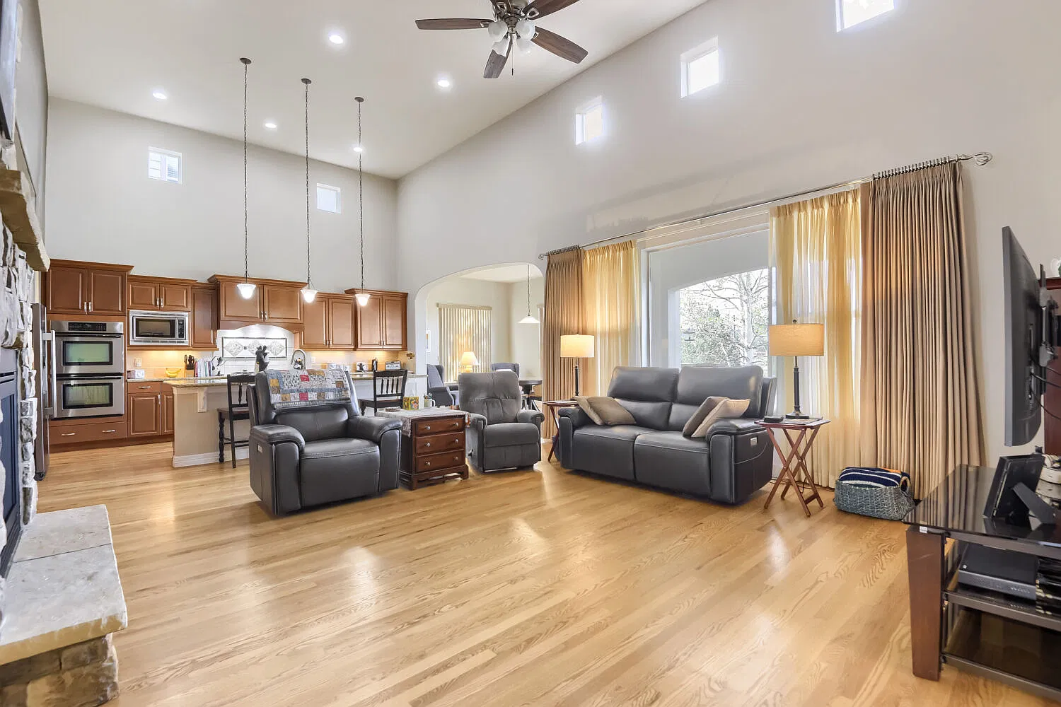 5 bed, 3973 sqft, $6,500 — Photo 3