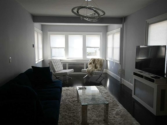 4th image of 105 Poplar St