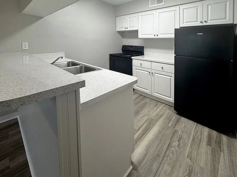 Park Apartments — Photo 12