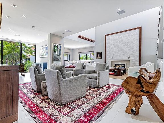 5th image of 2000 S Bayshore Dr APT 43