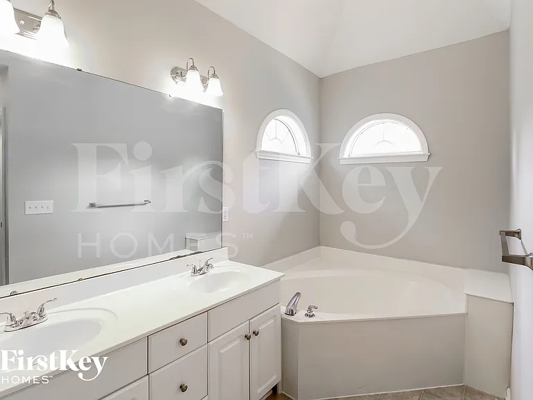 104 Mayfair Ln — Photo 7
