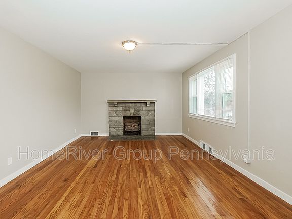 3rd image of 1129 Pearl St
