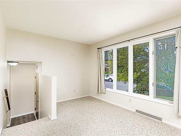 3rd image of 1440 Crawford Dr