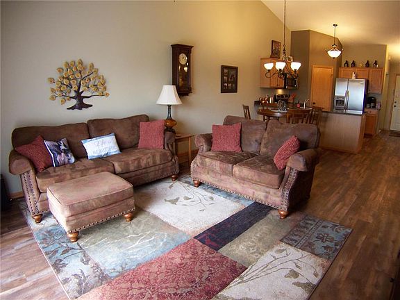 4th image of 1077 Hewitt Blvd