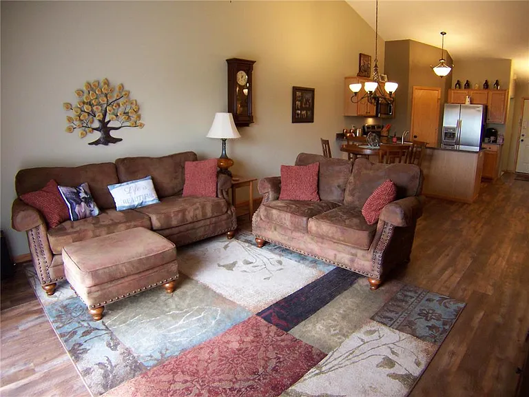 1077 Hewitt Blvd — Photo 4