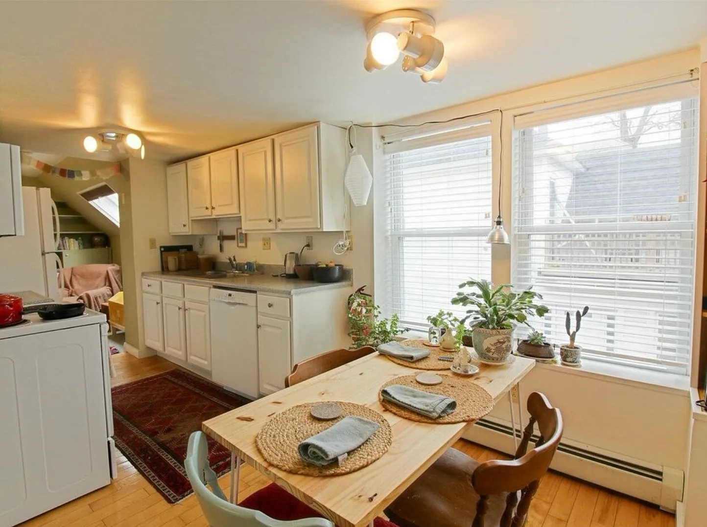 3 bed, 1.5 bath, 1200 sqft, $2,300 — Photo 1