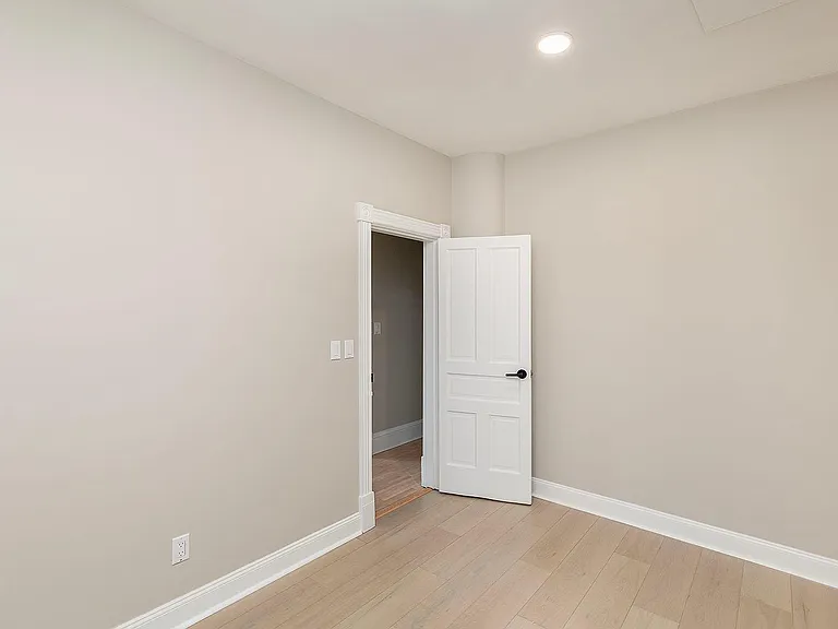 105 Washington St — Photo 20