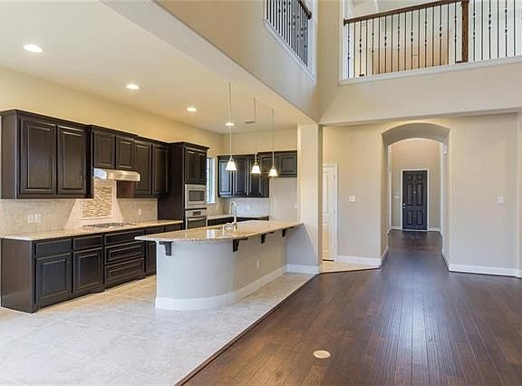 5th image of 5009 Amande Ave