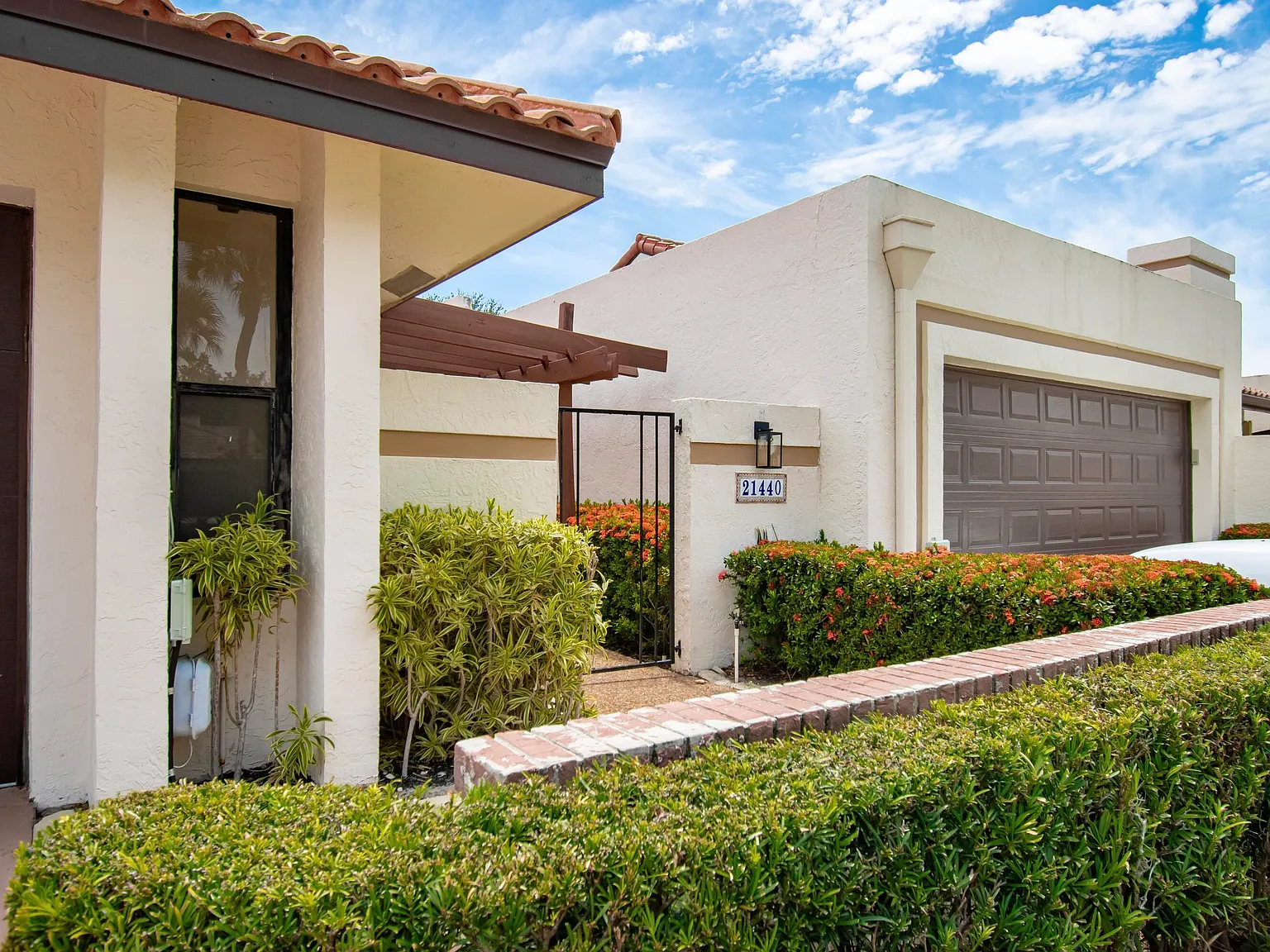 3 bed, 2.0 bath, 1921 sqft, $4,950 — Photo 3