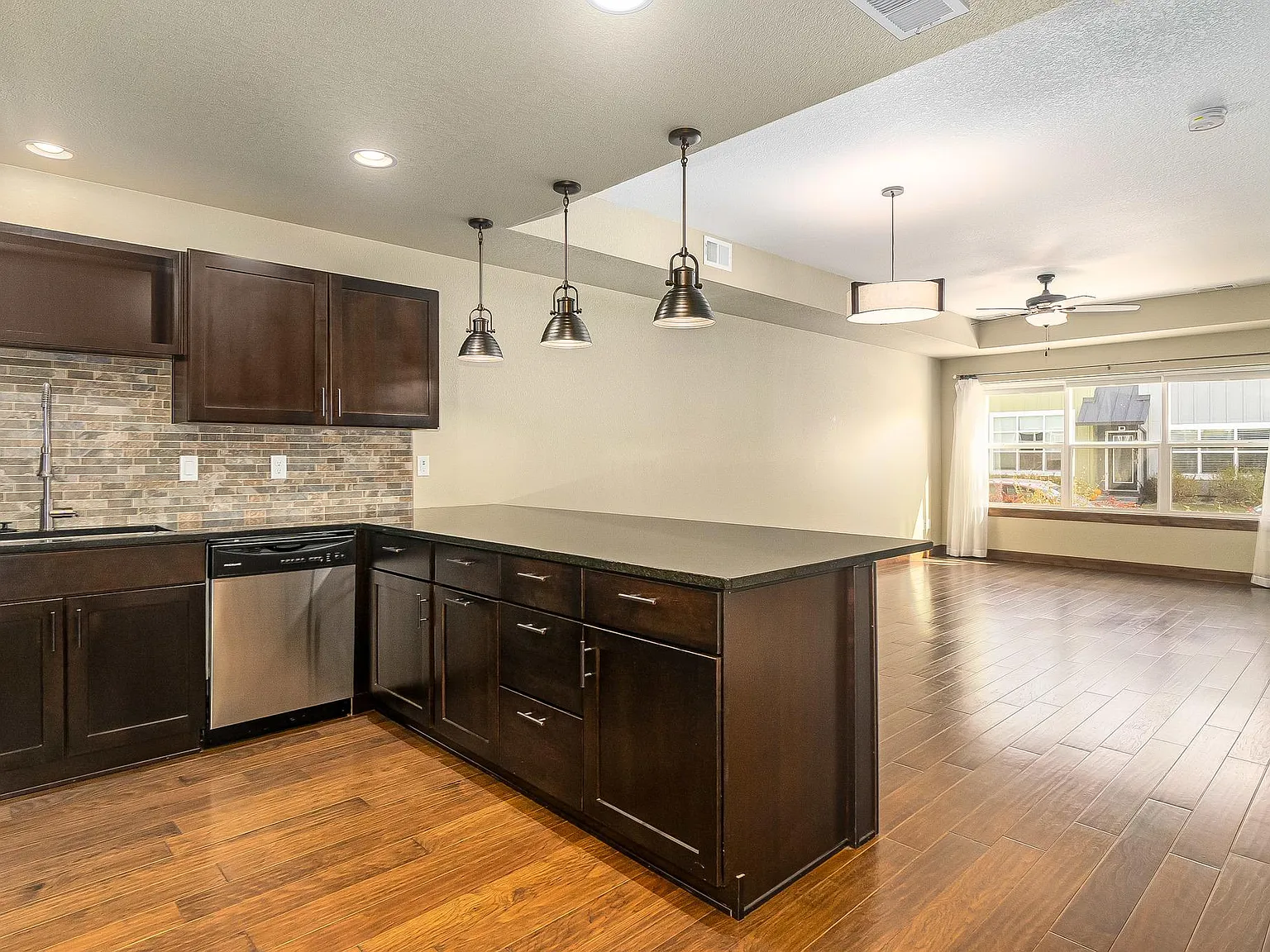 2 bed, 1730 sqft, $2,500 — Photo 2