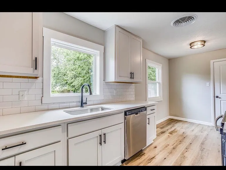 1139 E Crowley St — Photo 7