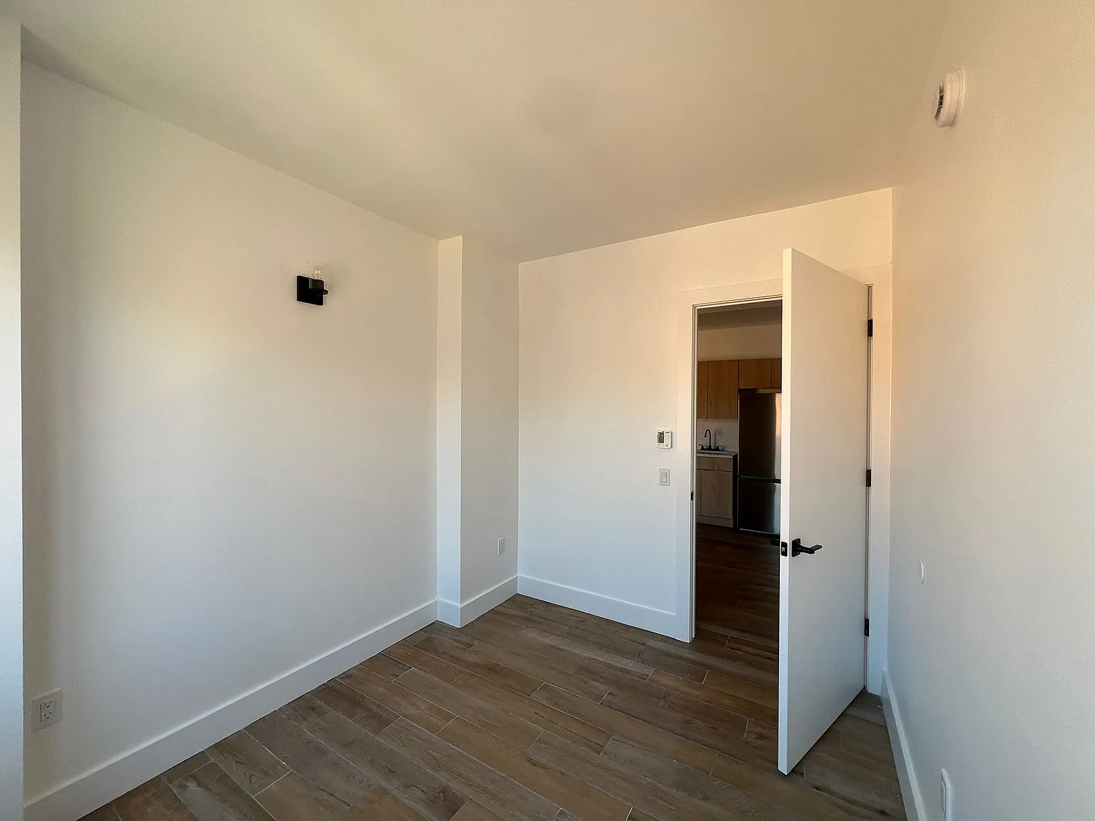 3 bed, 1000 sqft, $3,811 — Photo 3