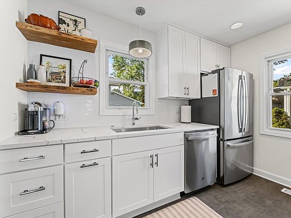 5th image of 2329 Illinois Rd