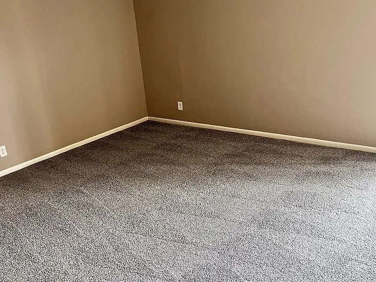 Bristol Square Apartments — Photo 57
