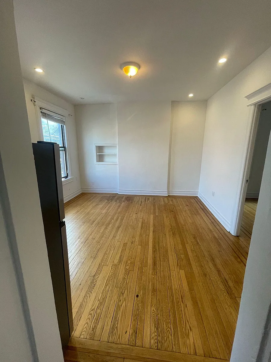 Building Photo - La Salle Ave