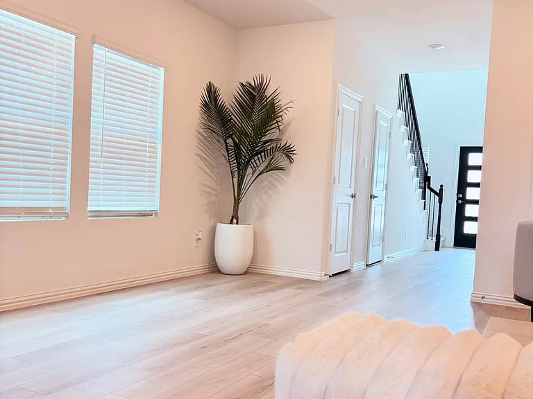 514 Clover Creek Dr — Photo 5