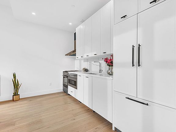 4th image of 50-07 5th St Unit Penthouse 2