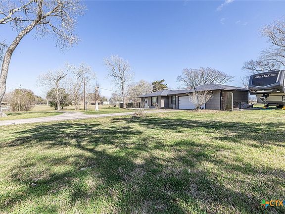 3rd image of 743 Royal Rd