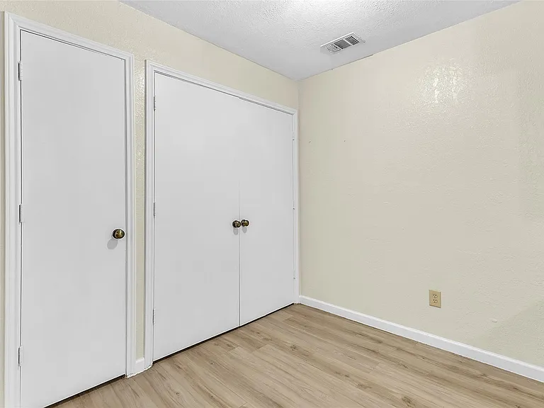209 W Trinity St #C — Photo 10