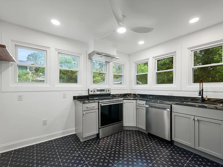 422 W Clifford St #4 — Photo 6