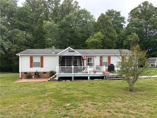 1090 Chestnut Grove Rd, King, NC 27021
