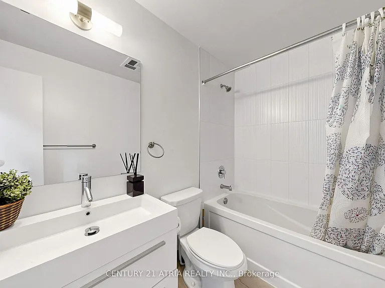 297 College St #910 — Photo 26