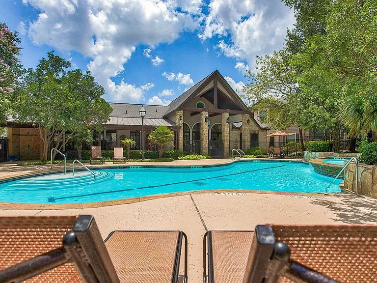 Nestled in a serene setting with beautiful views, Mission Oak apartment provides a peaceful retreat that feels worlds away while being conveniently located near shopping, dining, and major employers.
