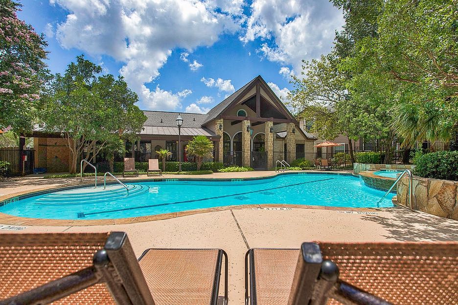Nestled in a serene setting with beautiful views, Mission Oak apartment provides a peaceful retreat that feels worlds away while being conveniently located near shopping, dining, and major employers.