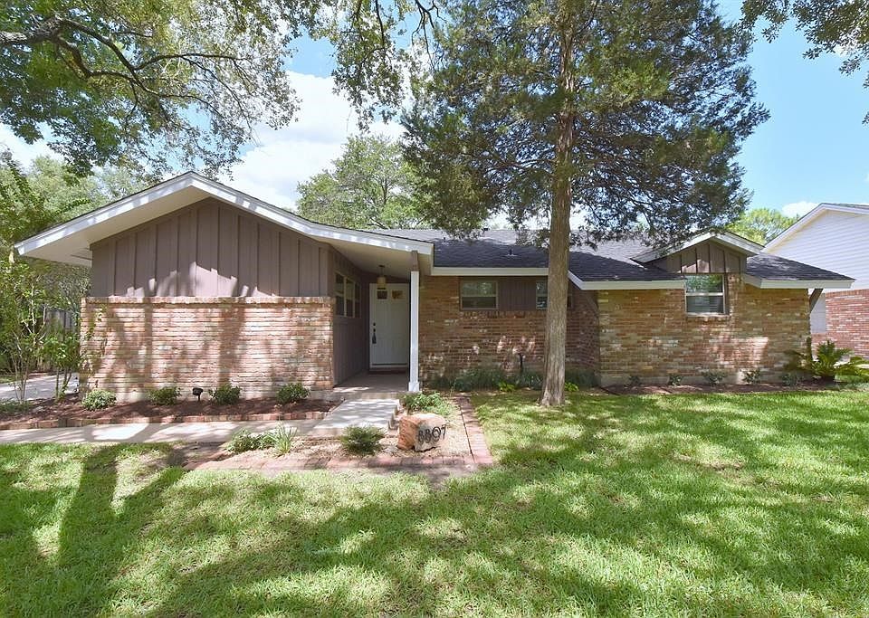 View of front of property.