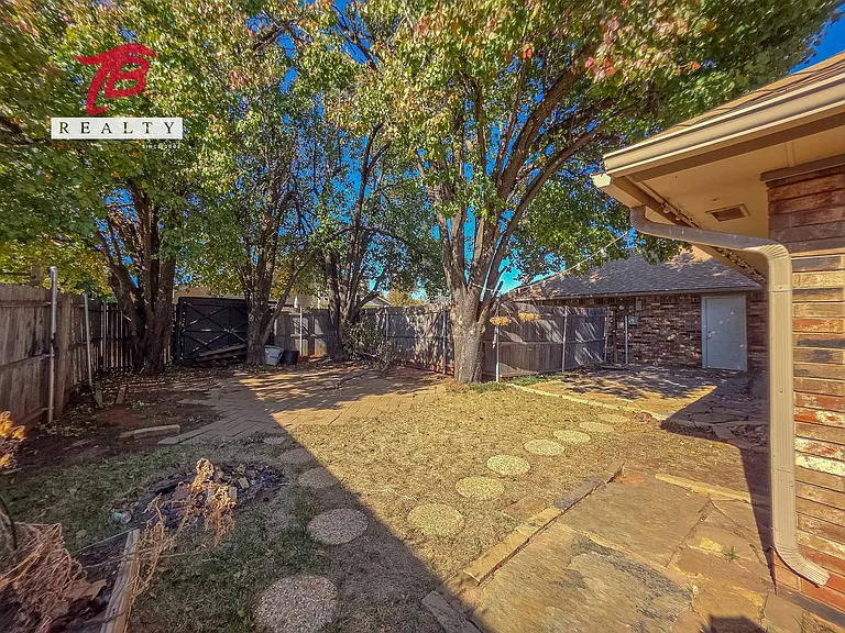 6811 Lyrewood Ln — Photo 18