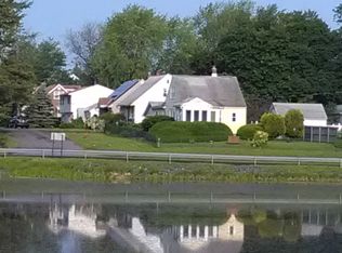 14 Lakeshore Dr, Rensselaer, NY 12144