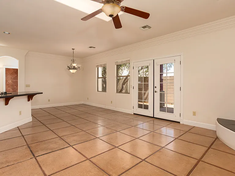 1029 E Blanton Dr — Photo 12