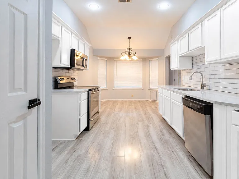 10501 NW 45th St — Photo 14