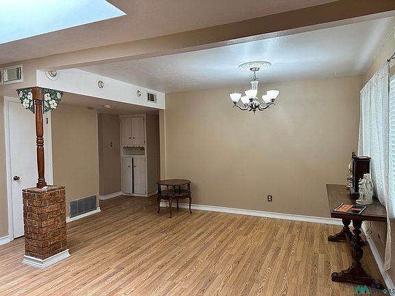 4th image of 208 E Poe St
