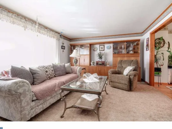 32 Spinning Wheel Ln, Clementon, NJ 08021