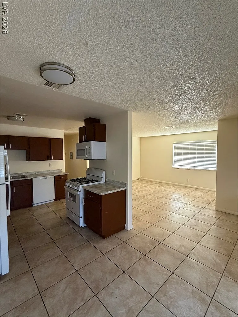 2 bed, 2.0 bath, 4072 sqft, $1,250 — Photo 4