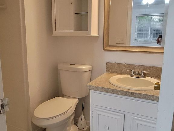 4th image of 407 Twin Oaks Ct