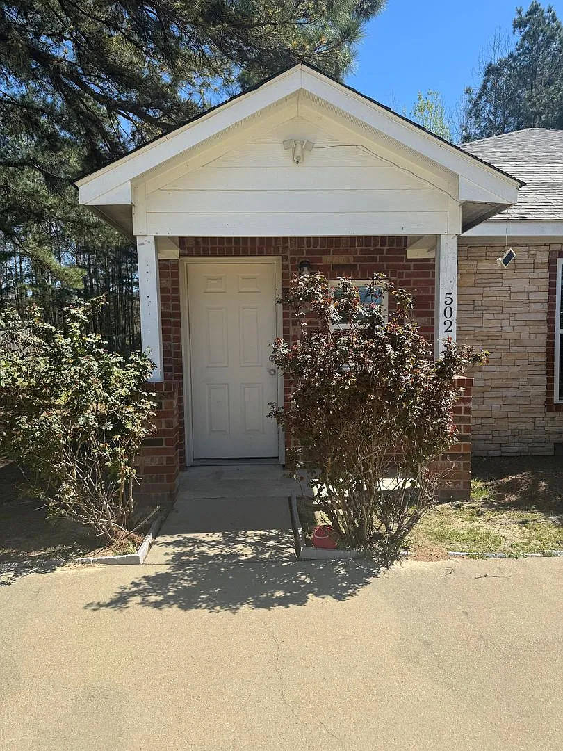 570 W Sterling Price — Photo 1