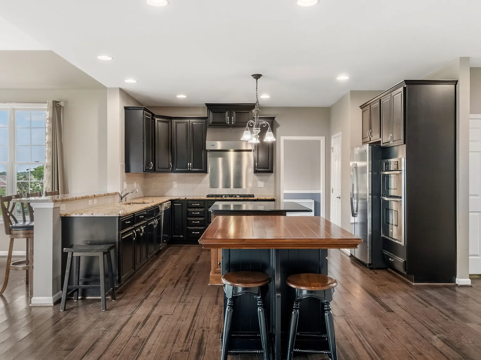4 bed, 3.5 bath, 3658 sqft, $4,900 — Photo 3