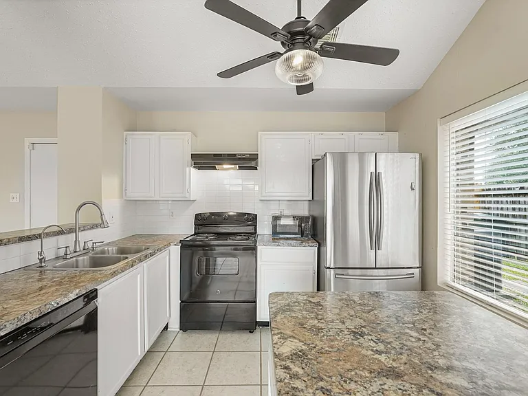 2911 Garden Ln — Photo 11