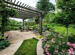 5446 Oakvilla Manor Dr, Saint Louis, MO 63129