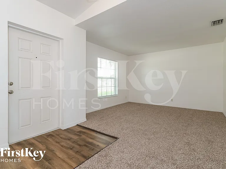 2831 SE Hutchings Ave — Photo 8