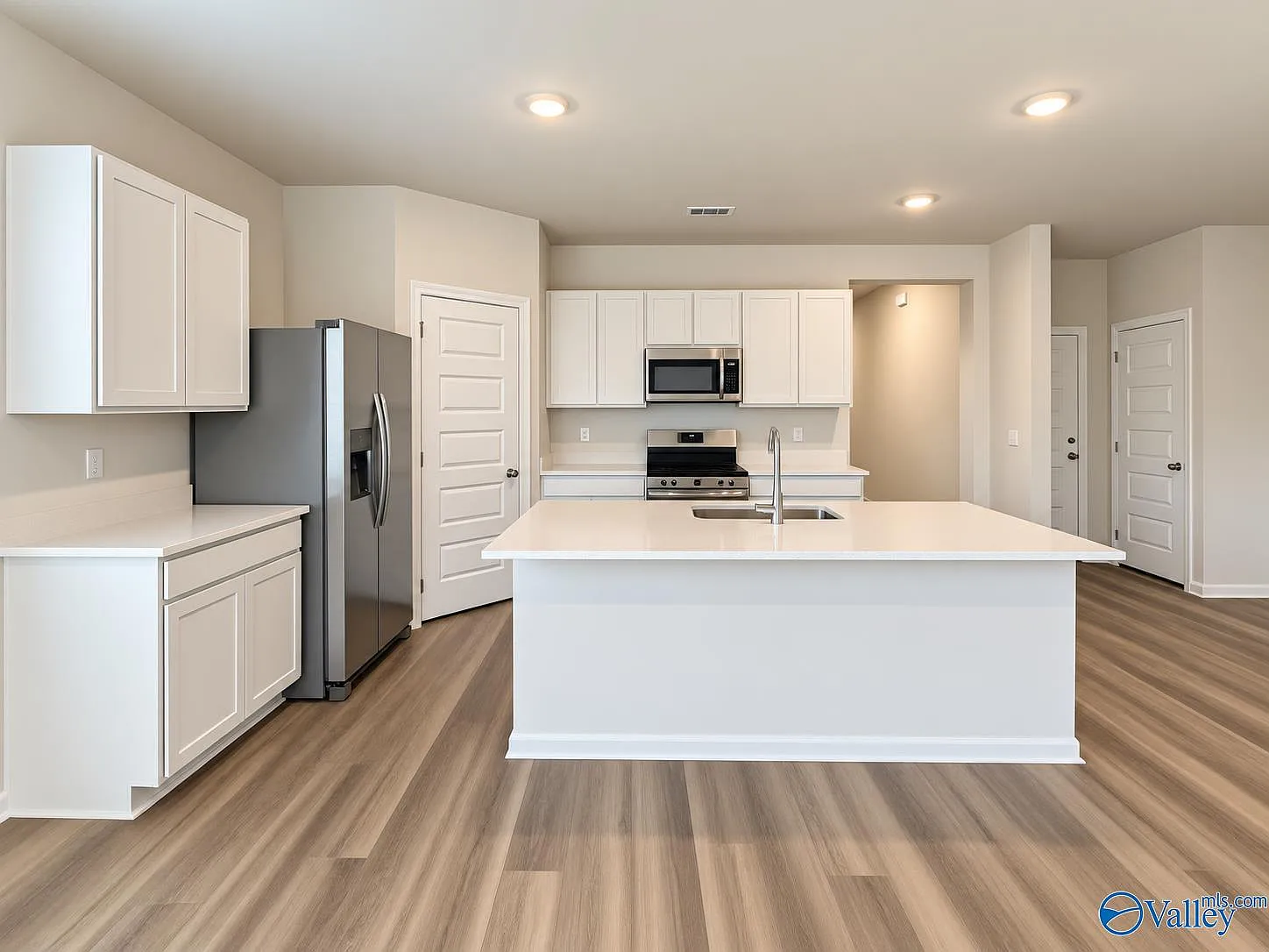 5 bed, 3.0 bath, 2100 sqft, $2,400 — Photo 2